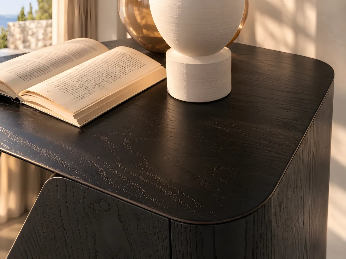 Close-up of the Rio Venge wenge black wood grain and rounded corner