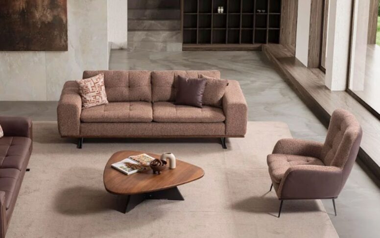 Yumuşak kumaş yüzeyi ve yatak fonksiyonu ile tasarlanan koltuk takımı modern evlere şıklık katar.