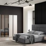 Modern tasarımıyla öne çıkan yatak odası takımımız, şıklığı ve fonksiyonelliği bir arada sunar. Geniş dolap yapısı ve baza fonksiyonu sayesinde ekstra depolama alanı sağlar. ISO 9001 kalite standartlarında üretilmiş sağlam yapısıyla uzun yıllar güvenle kullanabilirsiniz.