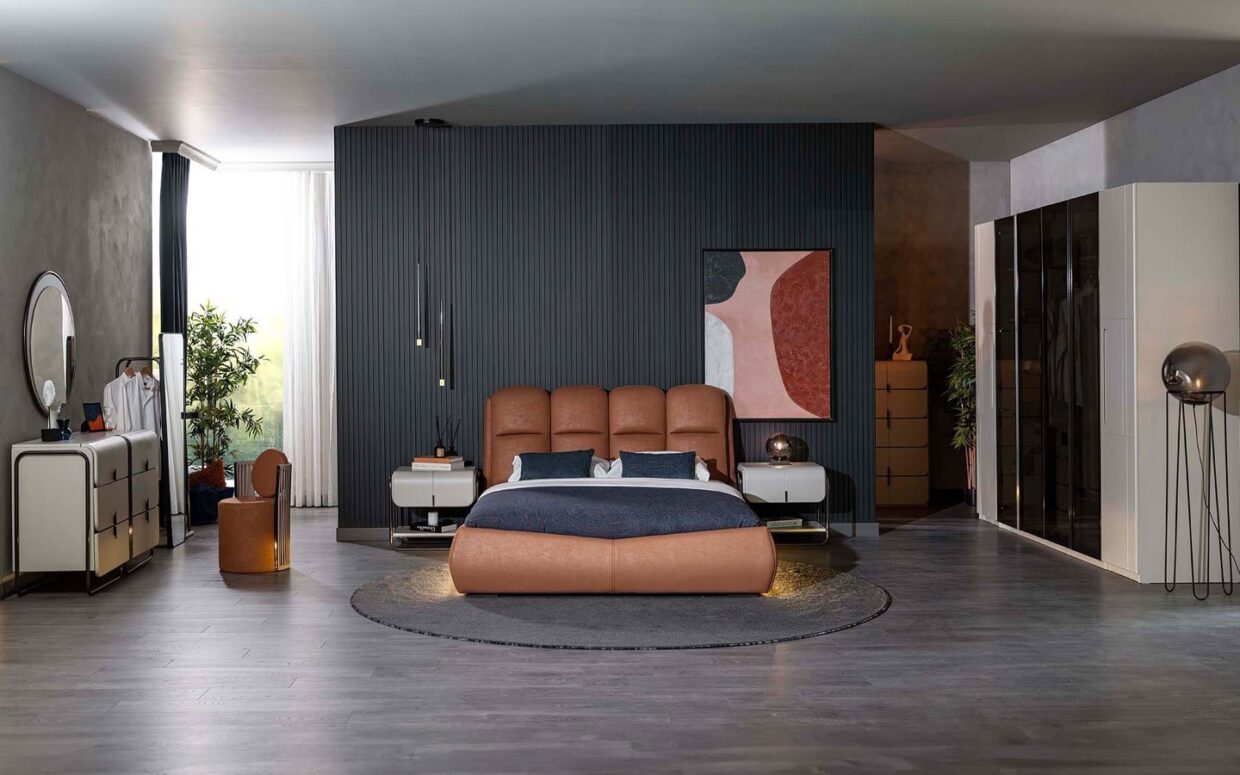 Volare Yatak Odası Takımı, kahve tonlarının zarafetini modern tasarım ile buluşturarak yatak odanıza hem sıcak hem de şık bir atmosfer kazandırır. Takım içeriğinde 1 adet Volare dört kapaklı dolap, 1 adet Volare iki kapaklı dolap, 1 adet başlıklı karyola ve 2 adet komodin yer almaktadır. ISO 9001 Avrupa kalite standartlarına uygun olarak üretilen sağlam iskeleti uzun yıllar güvenle kullanım sağlar. 160x200 cm ölçülerindeki bazalı karyola, rahat uyku konforunun yanı sıra ekstra depolama alanı sunar. Askılıklı, raflı ve çekmeceli dolap içeriğiyle kıyafetlerinizi düzenli bir şekilde saklayabilir, modüler yapısı sayesinde dolapları birleştirerek giyinme odası konsepti oluşturabilirsiniz. Ürün yüzeyleri kolay temizlenebilir olup kimyasal içermeyen temizleyicilerle pratik şekilde bakım yapılabilir. Tüm parçalar demonte paketlenip gönderilir. Teslimat süresi 25–35 iş günü olup, Türkiye’nin her bölgesine ve Avrupa ülkelerine güvenle ulaştırılmaktadır.