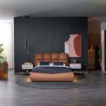 Volare Yatak Odası Takımı, kahve tonlarının zarafetini modern tasarım ile buluşturarak yatak odanıza hem sıcak hem de şık bir atmosfer kazandırır. Takım içeriğinde 1 adet Volare dört kapaklı dolap, 1 adet Volare iki kapaklı dolap, 1 adet başlıklı karyola ve 2 adet komodin yer almaktadır. ISO 9001 Avrupa kalite standartlarına uygun olarak üretilen sağlam iskeleti uzun yıllar güvenle kullanım sağlar. 160x200 cm ölçülerindeki bazalı karyola, rahat uyku konforunun yanı sıra ekstra depolama alanı sunar. Askılıklı, raflı ve çekmeceli dolap içeriğiyle kıyafetlerinizi düzenli bir şekilde saklayabilir, modüler yapısı sayesinde dolapları birleştirerek giyinme odası konsepti oluşturabilirsiniz. Ürün yüzeyleri kolay temizlenebilir olup kimyasal içermeyen temizleyicilerle pratik şekilde bakım yapılabilir. Tüm parçalar demonte paketlenip gönderilir. Teslimat süresi 25–35 iş günü olup, Türkiye’nin her bölgesine ve Avrupa ülkelerine güvenle ulaştırılmaktadır.