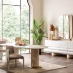 Zarif detaylarla tasarlanan masa ve konsol, yemek odanıza sade bir lüks katar.