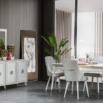 Şık konsol, açılır masa ve rahat sandalyelerle konforu modern dokunuşlarla birleştirin.