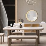 Ahşap detayların sıcaklığıyla tasarlanan bu yemek odası, ferah ve huzurlu bir atmosfer oluşturur.