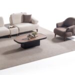 Kumaş kalitesiyle öne çıkan koltuk takımı, zarif detayları ve yatak olabilme özelliğiyle çok yönlüdür.